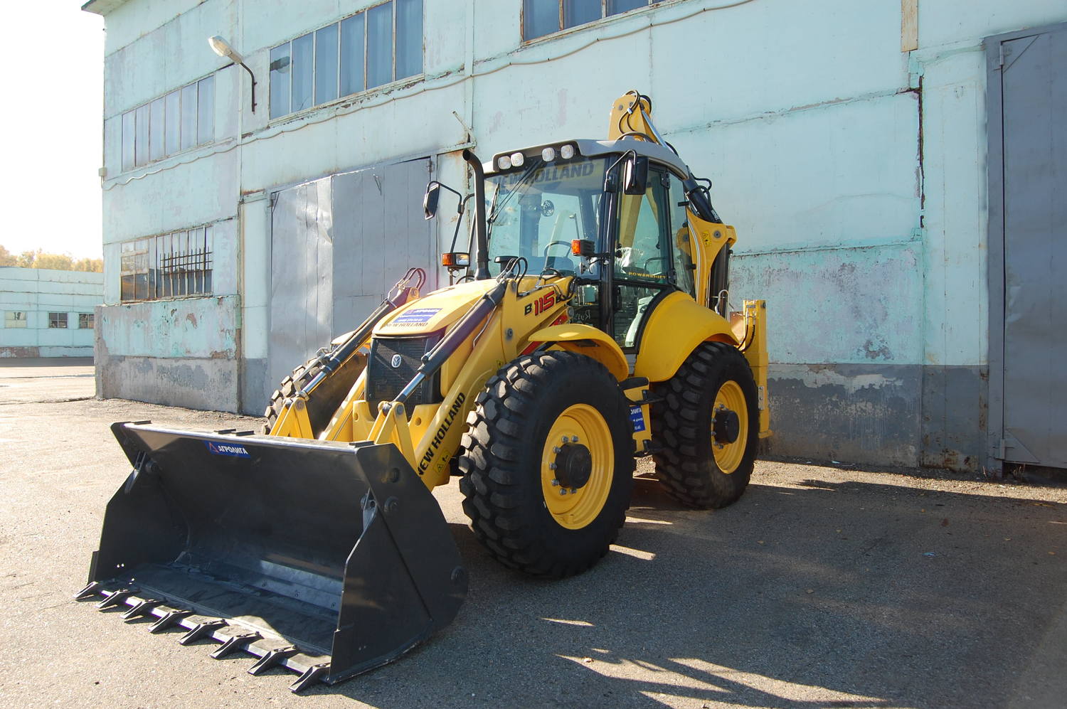  Экскаватор погрузчик New Holland B115B
